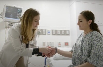 Кодирование Аквилонг в Ершове Врач держит пациентку за руку