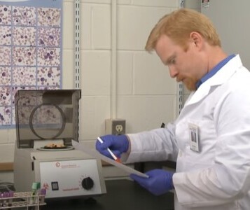 Клиника лечения наркозависимости в Ершове Врач в кабинете клиники