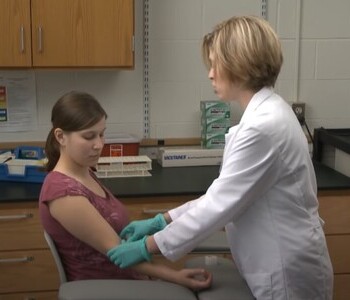 Лечение зависимости от аптечных препаратов в Ершове Врач делает инъекцию пациентке