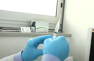 Проведение кодирования Вивитролом в Ершове Шприц с Вивитролом в руках у врача